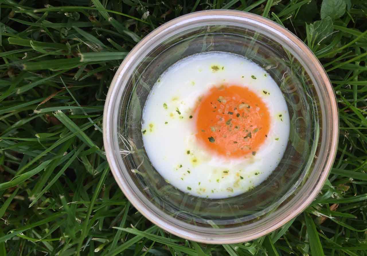 Spiegeleier von der Wachtel auf Brot