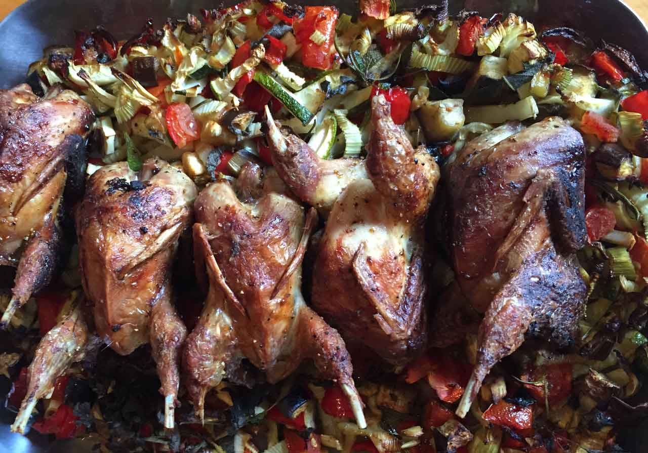 halbe Wachtel auf Teller angerichtet